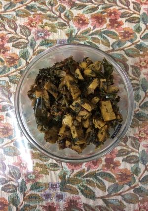 A picture of Salami chunks with Palak (spinach).