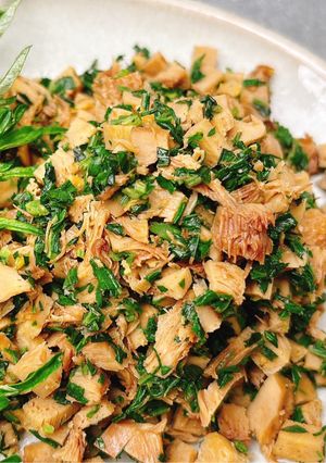 Hình của món Nấm hầu thủ xào ngải cứu.