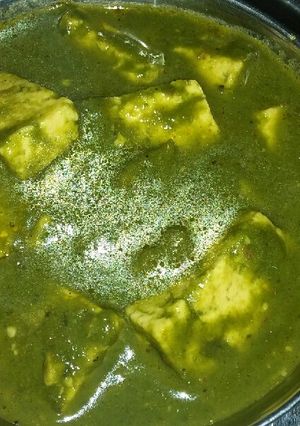 A picture of Palak paneer.