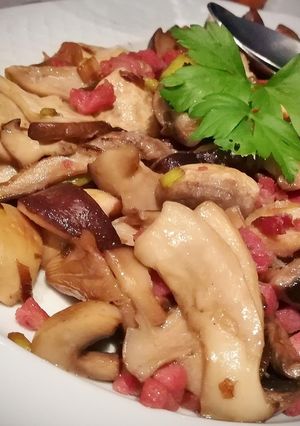 Una foto de Salteado de setas variadas con jamón