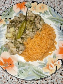 Una foto de Milanesa de puerco con papas en salsa verde 🐖