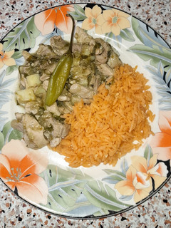 Una foto de Milanesa de puerco con papas en salsa verde 🐖