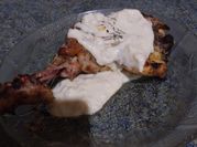 Una foto de muslos de pollo al horno