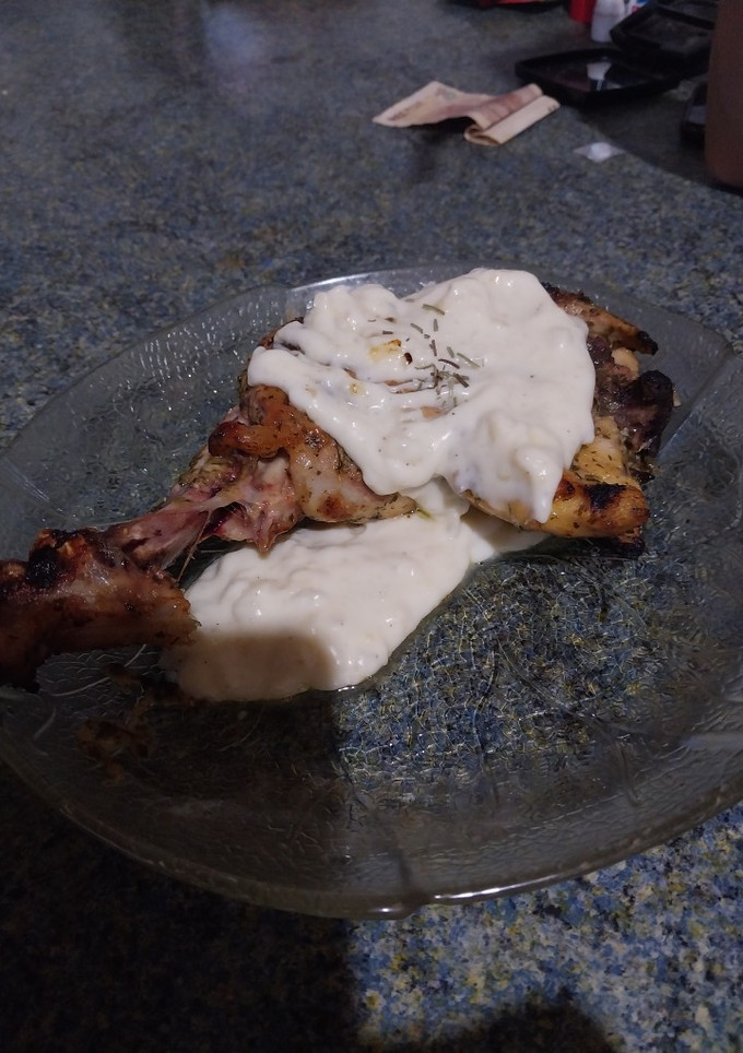 Una foto de Pollito al horno condimentado acompañado con una salsa blanca (a mi estilo)