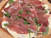 Una foto de pizza casera harina 000 levadura seca