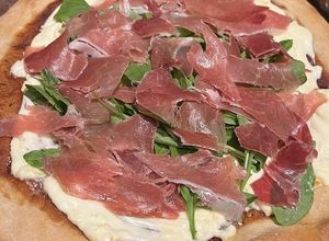 Una foto de Pizza casera con masa Levex – Ideal para cumpleaños