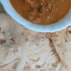 A picture of Jallar Appam (net appam) With Chicken Curry.