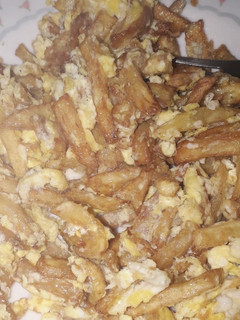 Una foto de Papas con huevos