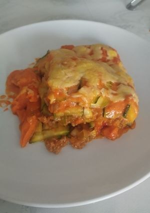 Una foto de Lasaña de calabacín con bechamel de pimiento rojo