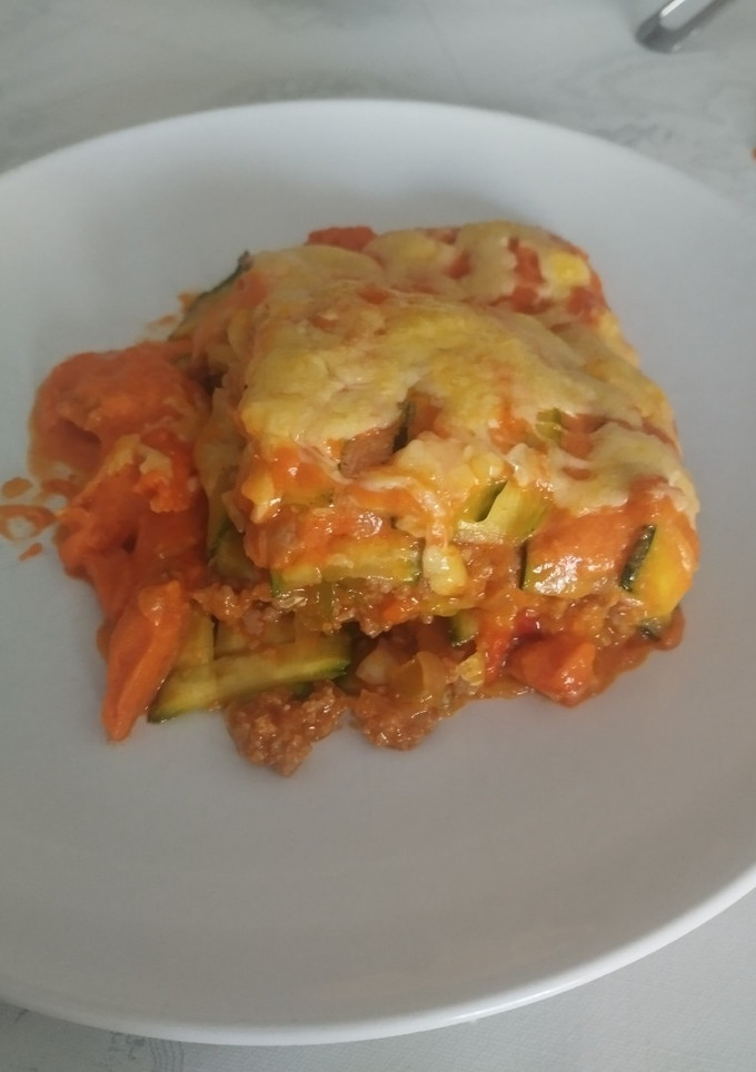 Una foto de Lasaña de calabacín con bechamel de pimiento rojo