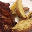 Ribs de cerdo con salsa barbacoa y papas cuña