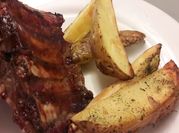 Una foto de ribs de cerdo con salsa barbacoa