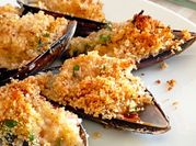 Una foto di cozze gratinate