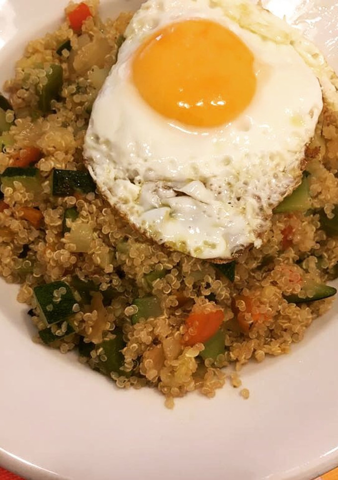 Una foto de Quinoa con verduras y huevo