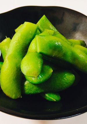 A picture of Delicious Salt-Boiled Edamame That Pairs Perfectly with Beer.