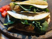 Una foto de champiñones quesadillas