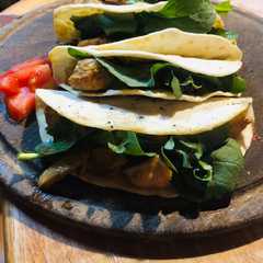 Una foto de Quesadillas de Pollo, Champiñones y Rúcula
