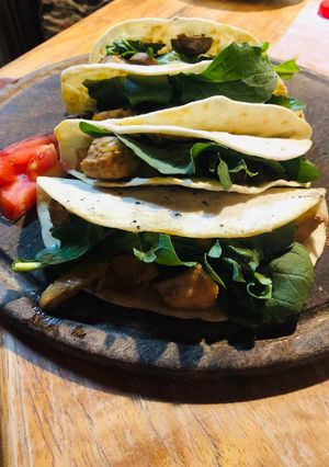 Una foto de Quesadillas de Pollo, Champiñones y Rúcula