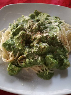Una foto de Spaghetti con salsa de espinaca y pollo picado