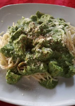 Una foto de Spaghetti con salsa de espinaca y pollo picado