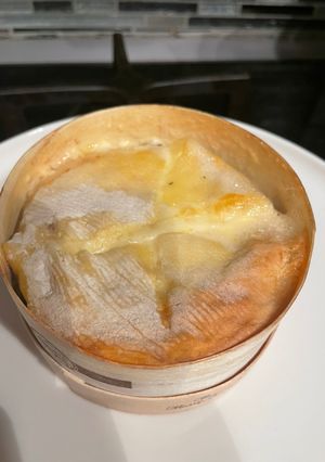 Une photo de Mont d’or rôti et pomme de terre