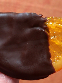 Una foto de Naranja confitada y bañada en chocolate