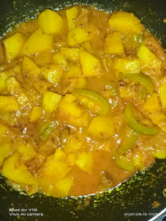 आलू परवल की सब्जी (aloo parwal ki sabzi recipe in Hindi) रेसिपी मुख्य फोटो