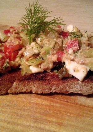 A picture of Healthy salad with tuna.