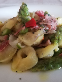 Foto di Tortellini ripieni di Carne con Asparagi e Pancetta Affumicata