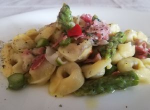 Foto di Tortellini ripieni di Carne con Asparagi e Pancetta Affumicata