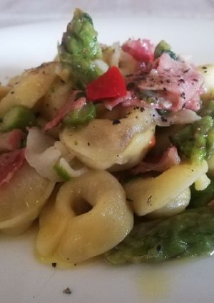 Foto di Tortellini ripieni di Carne con Asparagi e Pancetta Affumicata