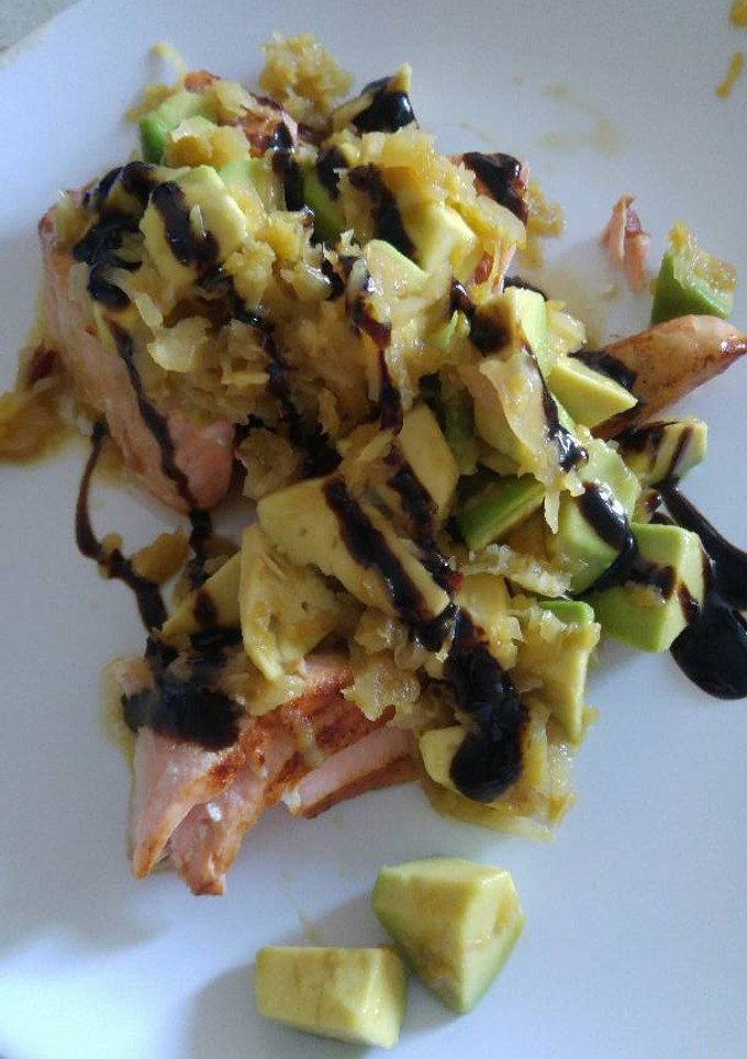 Una foto de Salmón con aguacate y chucrut
