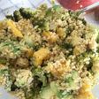 Bulgur en ensalada con mango, brócoli y aguacate