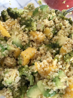Una foto de Bulgur en ensalada con mango, brócoli y aguacate