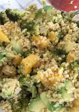 Foto principal de Bulgur en ensalada con mango, brócoli y aguacate