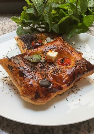 Une photo de Pâte feuilletée🍃 feta 🧀🍡apéro 🍢estival 🍭