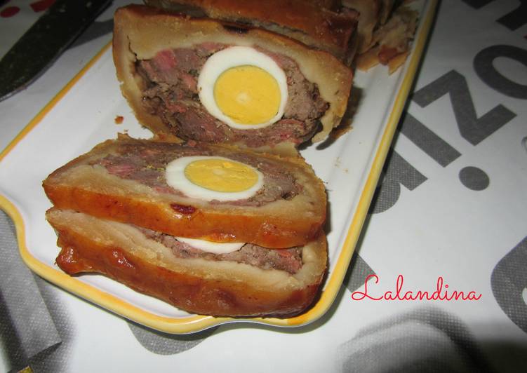 Pastel de carne con jamón y huevo