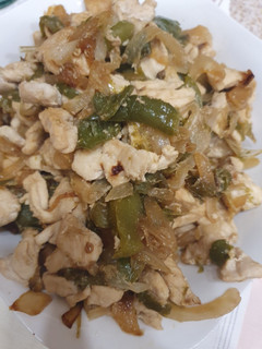 Una foto de Pechuga de pollo con pimientos