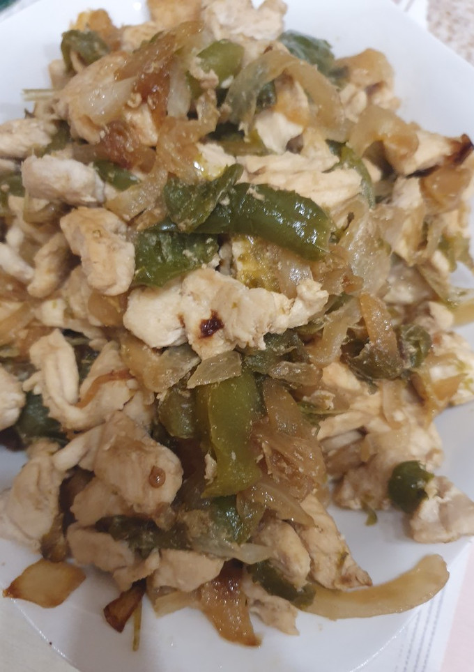 Una foto de Pechuga de pollo con pimientos