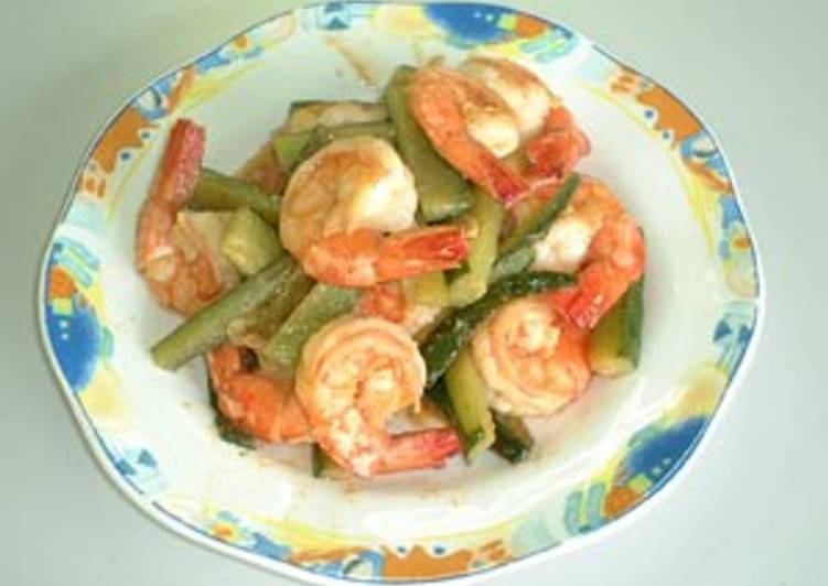 Lemon-Flavored Stir-Fried Prawns and Cucumber