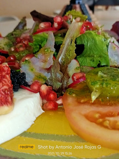 Una foto de Ensalada de brotes tiernos con salsa pesto