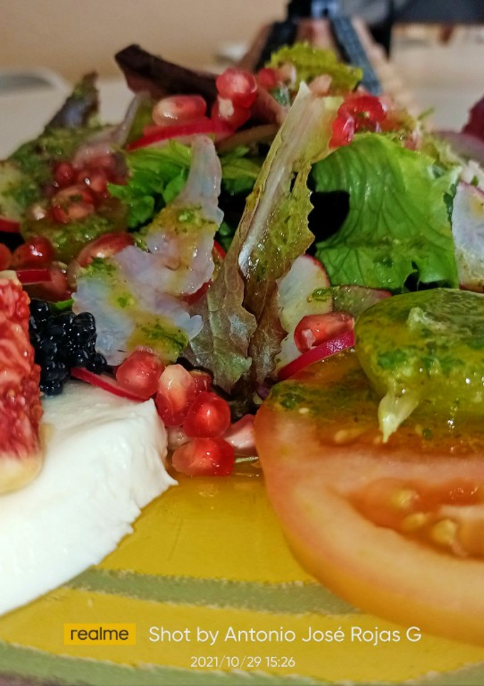 Una foto de Ensalada de brotes tiernos con salsa pesto