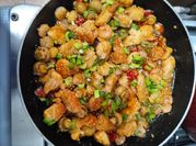 Una foto de filete en salsa de camarón