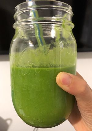 Hình của món Sinh tố bơ, bina và thơm.
