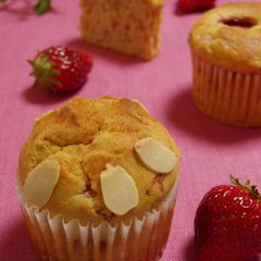 A picture of Milky Strawberry Cupcakes.