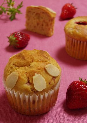 A picture of Milky Strawberry Cupcakes.