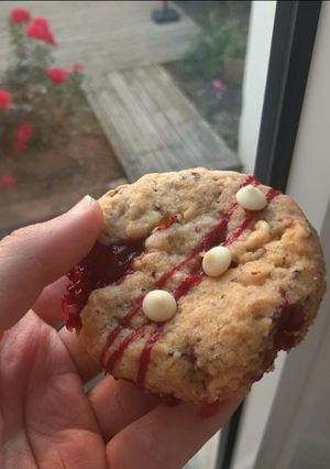 Une photo de Cookies chocolat blanc fourrés framboise