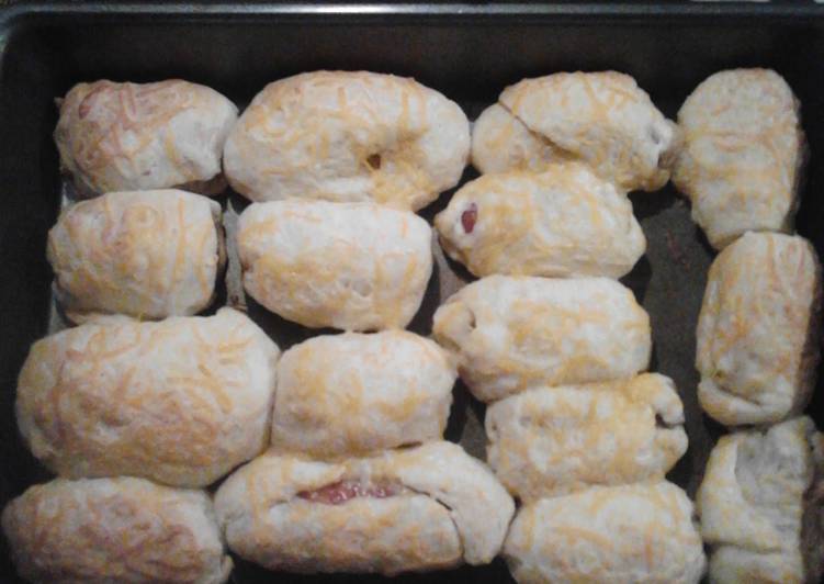 Easy cheesy pigs in a blanket