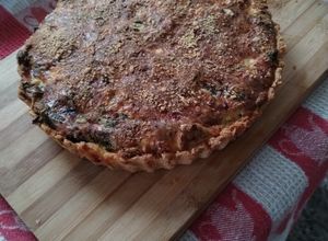 Una foto de Quiche de salmón, ricota casera y acelga