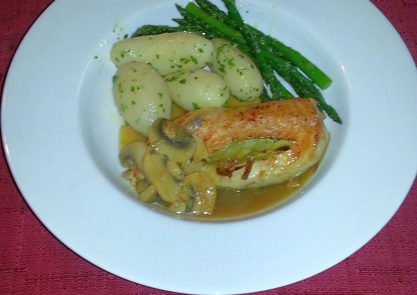 Chicken stuffed with leeks & mushroom gravy